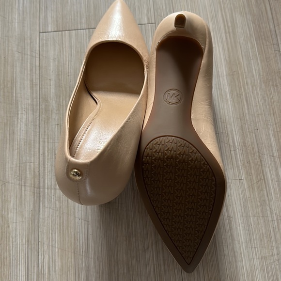 Michael Kors beige leather heel - Picture 9 of 9